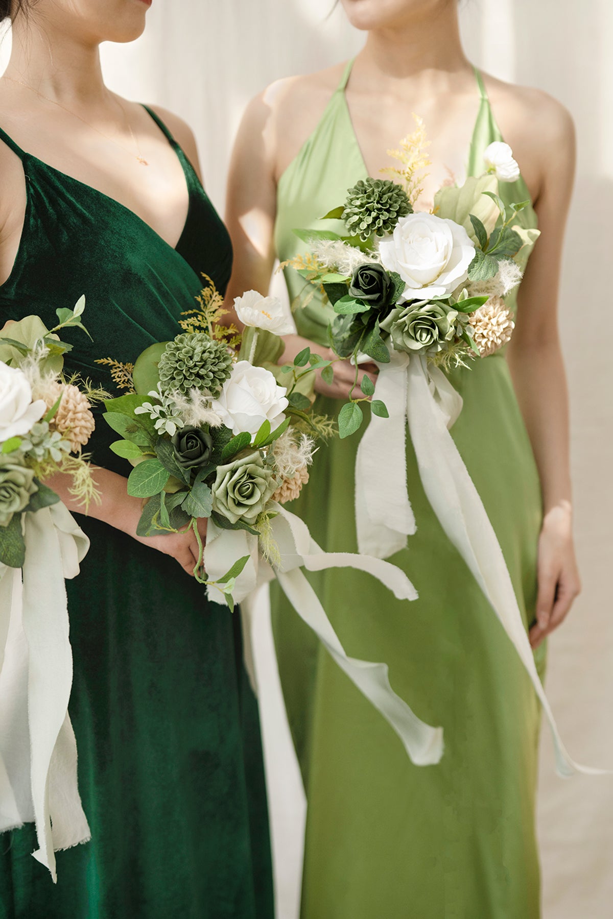 Bridesmaid Posy in Emerald & Tawny Beige