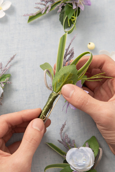 Boutonnieres for Guests in Ethereal Purple Dream