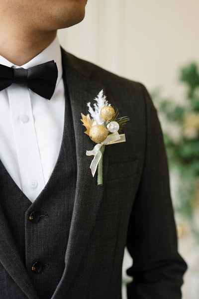 Boutonnieres for Guests in Champagne Christmas