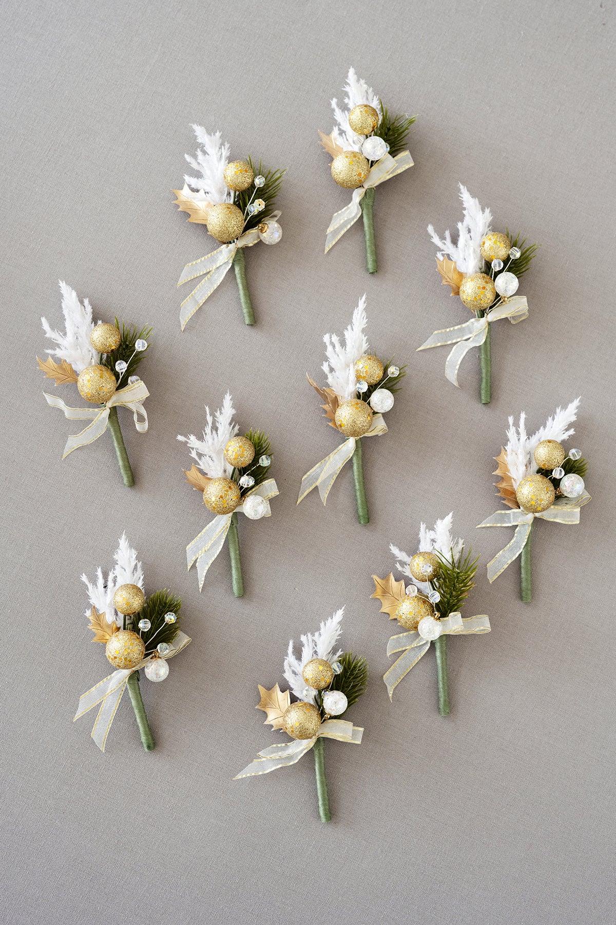 Boutonnieres for Guests in Champagne Christmas