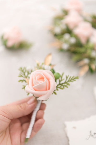 Boutonnieres for Guests in Blush & Cream