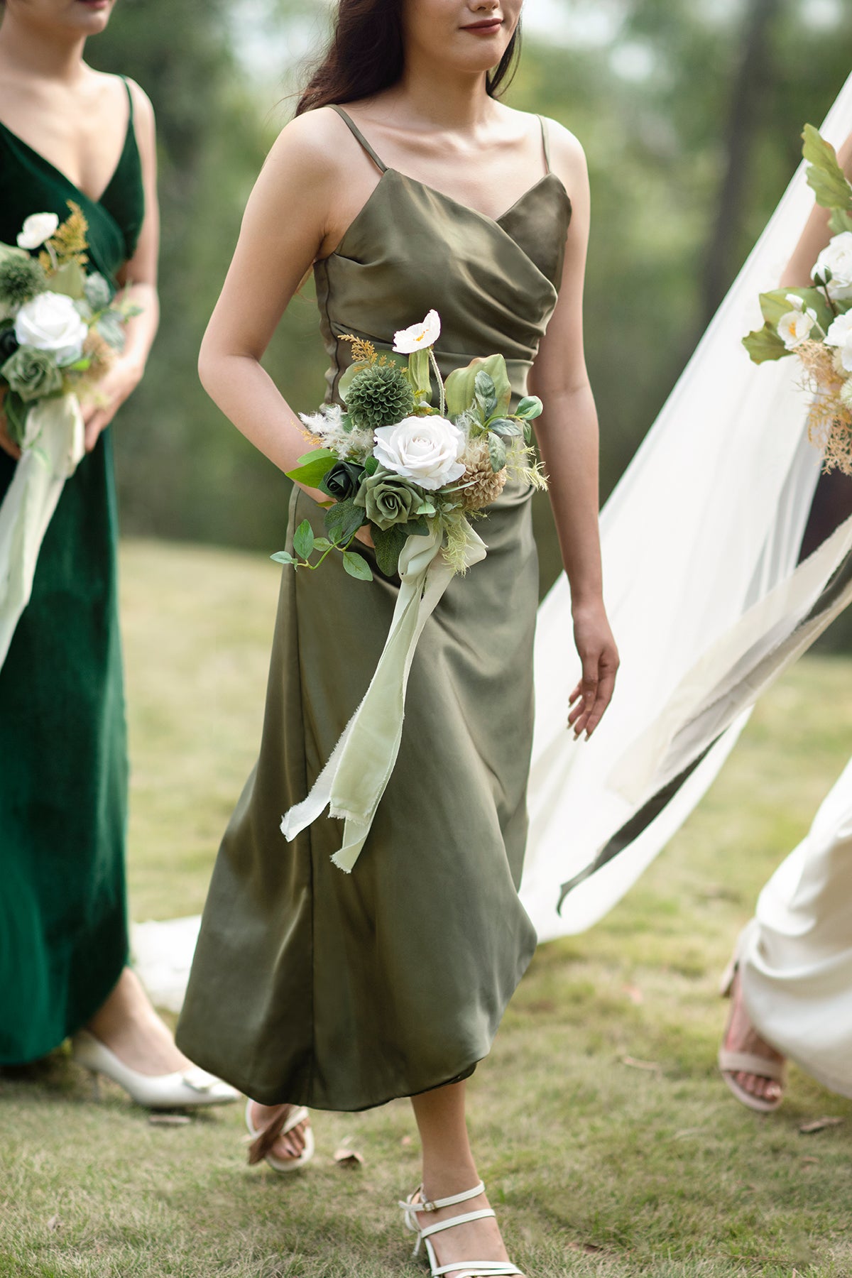 Bridesmaid Posy in Emerald & Tawny Beige
